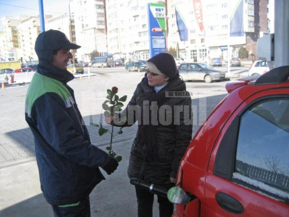 Clientele OMV au primit câte un trandafir