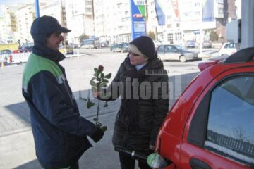 Clientele OMV au primit câte un trandafir