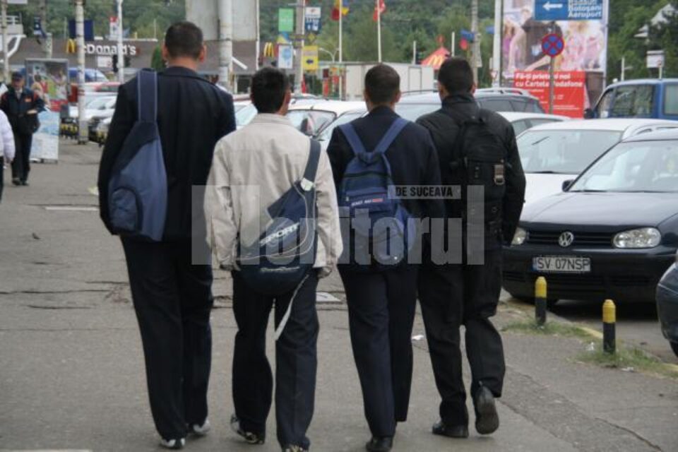 Elevii care adună zece absențe vor primi mai puțini bani din alocațiile de susținere familială