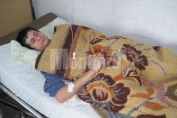 Emanuel Miron a fost transportat cu o ambulanță la Spitalul Municipal Rădăuți, unde a rămas internat, fiind suspectat de degerături la nivelul membrelor inferioare