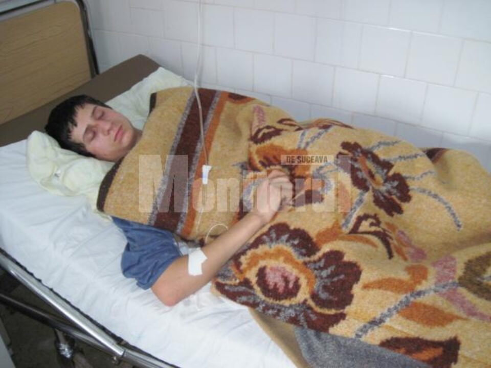 Emanuel Miron a fost transportat cu o ambulanță la Spitalul Municipal Rădăuți, unde a rămas internat, fiind suspectat de degerături la nivelul membrelor inferioare