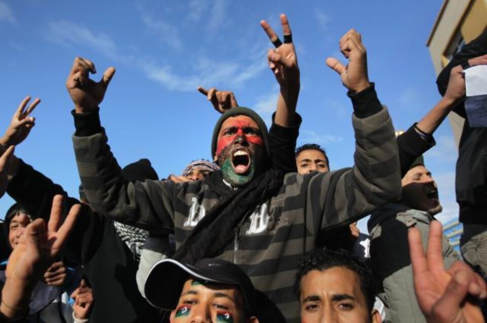 Peste 10.000 de persoane au protestat la Benghazi, cerând înlăturarea regimului Muammar Kadhafi Peste 10.000 de persoane au protestat la Benghazi, cerând înlăturarea regimului Muammar Kadhafi