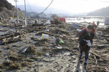 Bilanțul victimelor seismului și valului devastator din Japonia a ajuns la 1.217 morți, alte sute de persoane fiind în continuare dispărute (foto: AP Photo/Kyodo News)