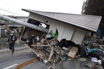 Bilanțul victimelor seismului și valului devastator din Japonia a ajuns la 1.217 morți, alte sute de persoane fiind în continuare dispărute (foto: AP Photo/Kyodo News)