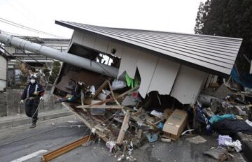 Bilanțul victimelor seismului și valului devastator din Japonia a ajuns la 1.217 morți, alte sute de persoane fiind în continuare dispărute (foto: AP Photo/Kyodo News)
