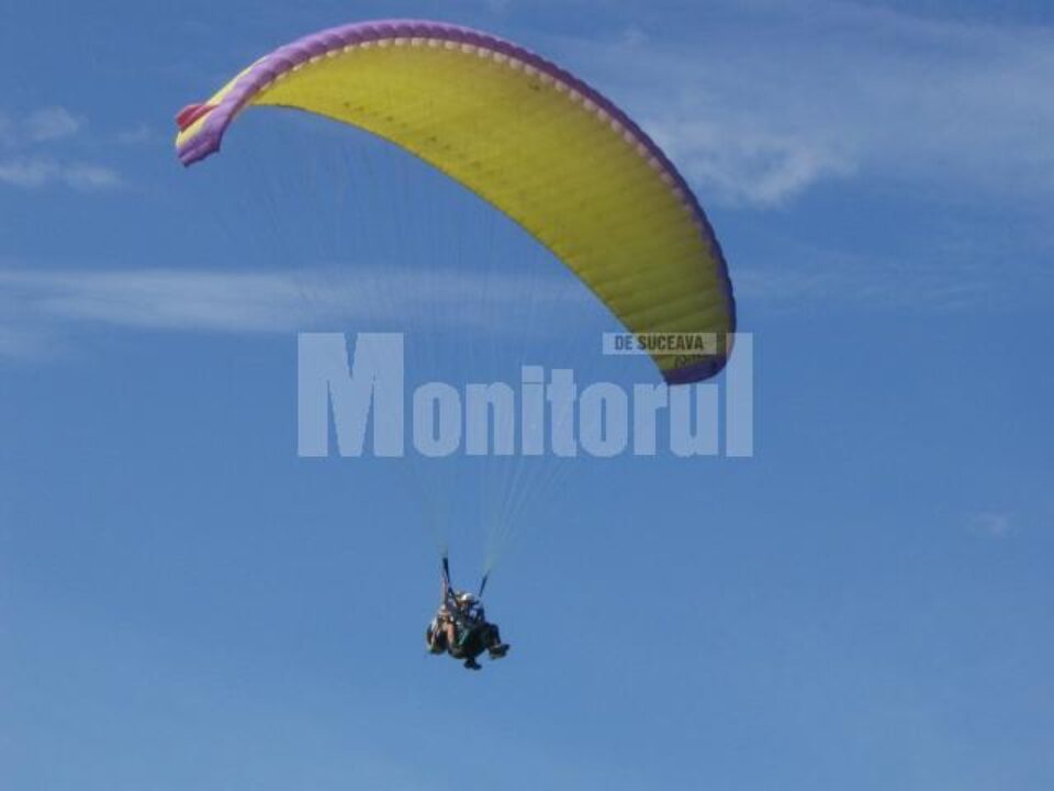 Asociația Sportivă Cumullus din Suceava va începe din această lună cursurile de zbor cu parapanta