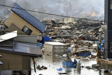 Bilanțul victimelor seismului și valului devastator din Japonia a ajuns la 1.217 morți, alte sute de persoane fiind în continuare dispărute (foto: AP Photo/Kyodo News)