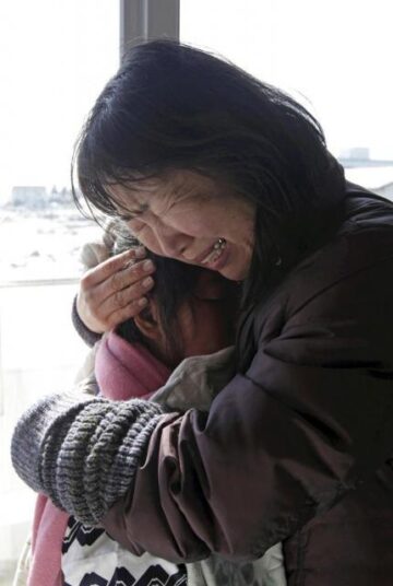 Bilanțul victimelor seismului și valului devastator din Japonia a ajuns la 1.217 morți, alte sute de persoane fiind în continuare dispărute (foto: AP Photo/Kyodo News)