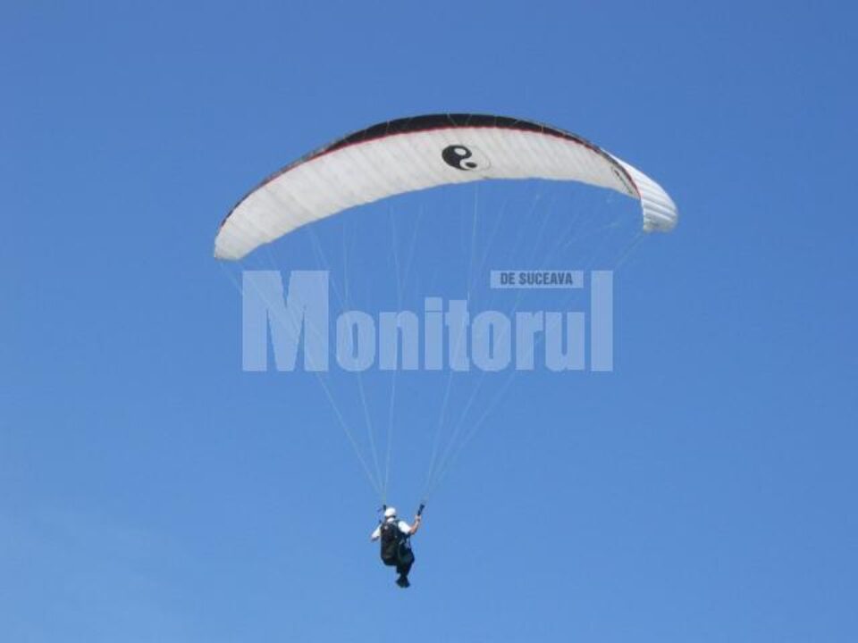 Asociația Sportivă Cumullus din Suceava va începe din această lună cursurile de zbor cu parapanta