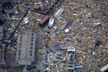 Bilanțul victimelor seismului și valului devastator din Japonia a ajuns la 1.217 morți, alte sute de persoane fiind în continuare dispărute (foto: AP Photo/Kyodo News)