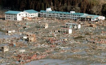 Bilanțul victimelor seismului și valului devastator din Japonia a ajuns la 1.217 morți, alte sute de persoane fiind în continuare dispărute (foto: AP Photo/Kyodo News)