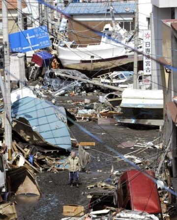 Bilanțul victimelor seismului și valului devastator din Japonia a ajuns la 1.217 morți, alte sute de persoane fiind în continuare dispărute (foto: AP Photo/Kyodo News)
