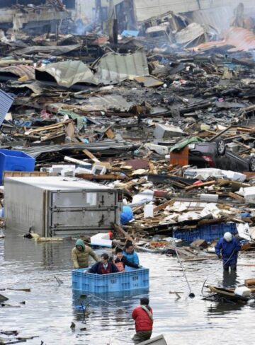 Circa 590.000 de persoane au fost evacuate în Japonia după cutremurul urmat de tsunami de vineri (foto: AP Photo/Kyodo News)