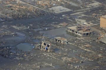 Bilanțul victimelor seismului și valului devastator din Japonia a ajuns la 1.217 morți, alte sute de persoane fiind în continuare dispărute (foto: AP Photo/Kyodo News)