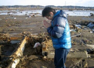 Bilanțul victimelor seismului și valului devastator din Japonia a ajuns la 1.217 morți, alte sute de persoane fiind în continuare dispărute (foto: AP Photo/Kyodo News)