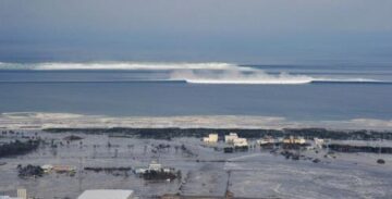 Bilanțul victimelor seismului și valului devastator din Japonia a ajuns la 1.217 morți, alte sute de persoane fiind în continuare dispărute (foto: AP Photo/Kyodo News)