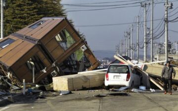 Bilanțul victimelor seismului și valului devastator din Japonia a ajuns la 1.217 morți, alte sute de persoane fiind în continuare dispărute (foto: AP Photo/Kyodo News)