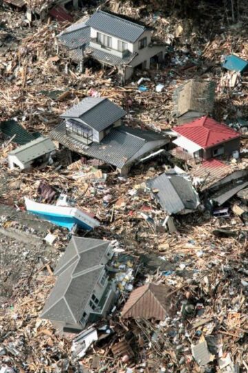 Bilanțul victimelor seismului și valului devastator din Japonia a ajuns la 1.217 morți, alte sute de persoane fiind în continuare dispărute (foto: AP Photo/Kyodo News)