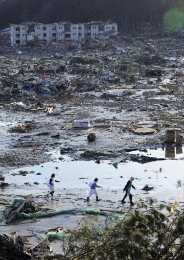 Bilanțul victimelor seismului și valului devastator din Japonia a ajuns la 1.217 morți, alte sute de persoane fiind în continuare dispărute (foto: AP Photo/Kyodo News)