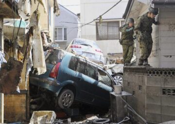 Circa 590.000 de persoane au fost evacuate în Japonia după cutremurul urmat de tsunami de vineri (foto: AP Photo/Kyodo News)