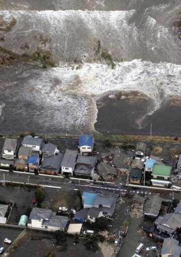 Bilanțul victimelor seismului și valului devastator din Japonia a ajuns la 1.217 morți, alte sute de persoane fiind în continuare dispărute (foto: AP Photo/Kyodo News)