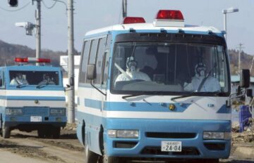 Bilanțul victimelor seismului și valului devastator din Japonia a ajuns la 1.217 morți, alte sute de persoane fiind în continuare dispărute (foto: AP Photo/Kyodo News)