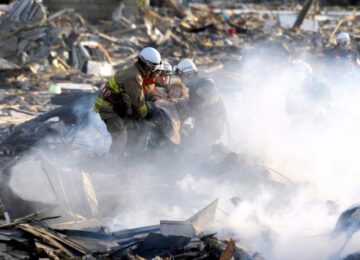 Bilanțul victimelor seismului și valului devastator din Japonia a ajuns la 1.217 morți, alte sute de persoane fiind în continuare dispărute (foto: AP Photo/Kyodo News)