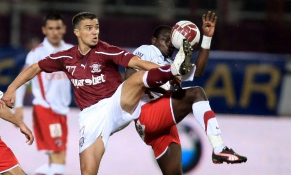 Pandu Daniel, de la Rapid București, se luptă pentru minge, în partida cu Dinamo București Foto: Mediafax