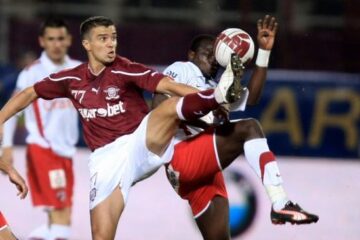 Pandu Daniel, de la Rapid București, se luptă pentru minge, în partida cu Dinamo București Foto: Mediafax