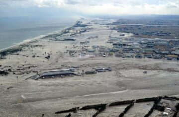 Bilanțul victimelor seismului și valului devastator din Japonia a ajuns la 1.217 morți, alte sute de persoane fiind în continuare dispărute (foto: AP Photo/Kyodo News)