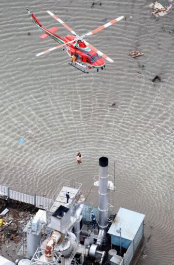 Circa 590.000 de persoane au fost evacuate în Japonia după cutremurul urmat de tsunami de vineri (foto: AP Photo/Kyodo News)