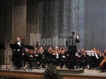 Tenorul Ovidiu Daniel împreună cu Orchestra Filarmonicii din Botoșani