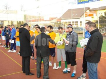 Organizatorii înmânând diplome participanților