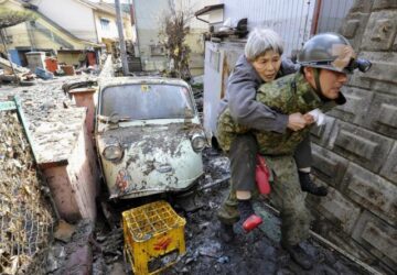 Circa 590.000 de persoane au fost evacuate în Japonia după cutremurul urmat de tsunami de vineri (foto: AP Photo/Kyodo News)