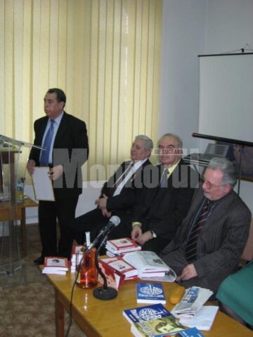 Conferirea diplomei Fundației Culturale a Bucovinei de către președintele Dumitru Cucu