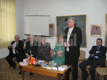 Arcadie Opaiț felicitându-l pe Ion Cozmei, nașul său literar