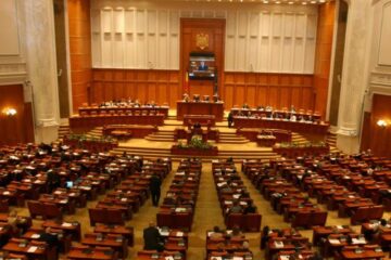 Parlamentul are programată, astăzi, ședința de plen reunit pentru dezbaterea și votarea moțiunii de cenzură pe Codul Muncii
