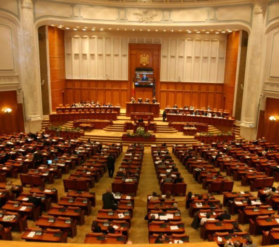 Parlamentul are programată, astăzi, ședința de plen reunit pentru dezbaterea și votarea moțiunii de cenzură pe Codul Muncii