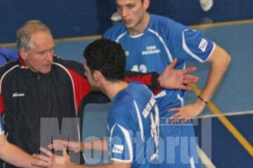 Robert Pietraru (numărul 13) este acuzat că a jucat pe fals pentru CSMU Suceava