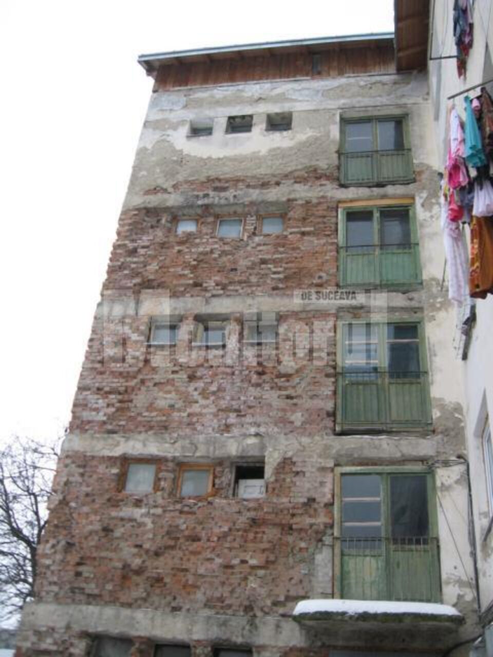 Cele 140 de familii care locuiesc în „Blocul Groazei” riscă să ajungă să trăiască la fel ca în Evul Mediu
