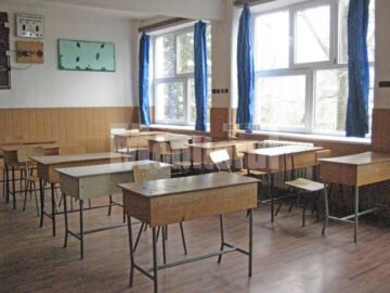 Deși pierd în jur de 50-100 de lei pe zi, profesorii continuă greva