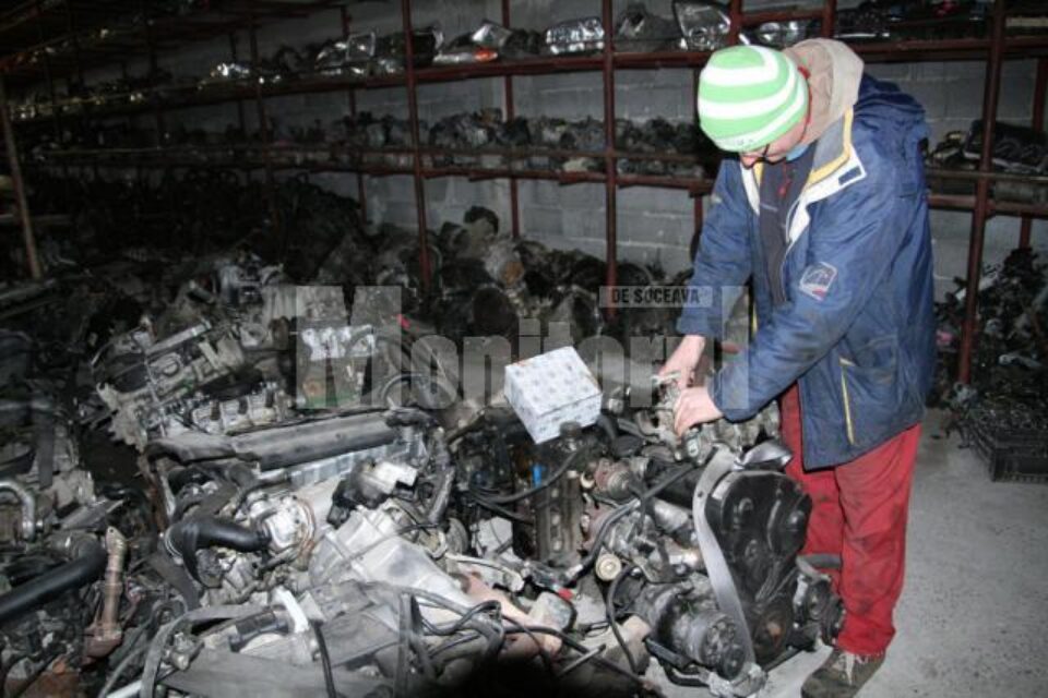 Hala plina cu piese auto la mâna a doua