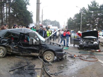 Impactul dintre cele două mașini a fost foarte violent, trei persoane fiind rănite, una dintre acestea fiind în stare foarte gravă
