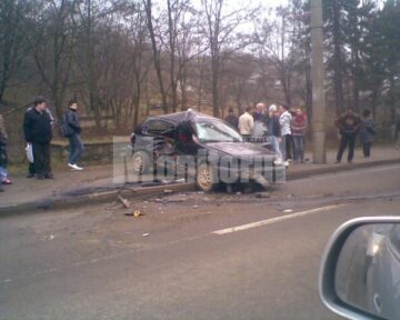 Impactul dintre cele două mașini a fost foarte violent, trei persoane fiind rănite, una dintre acestea fiind în stare foarte gravă