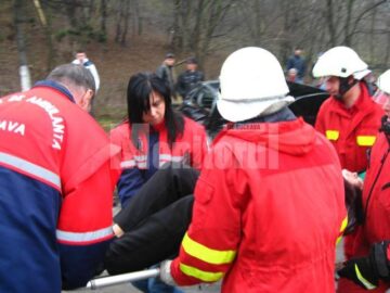 Impactul dintre cele două mașini a fost foarte violent, trei persoane fiind rănite, una dintre acestea fiind în stare foarte gravă