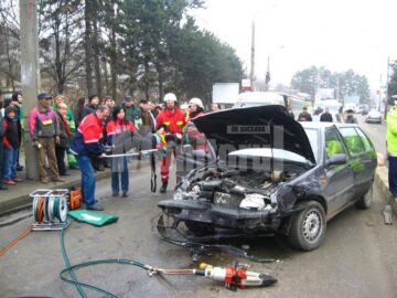 Impactul dintre cele două mașini a fost foarte violent, trei persoane fiind rănite, una dintre acestea fiind în stare foarte gravă