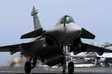 Franța a mobilizat duminică "peste 15 avioane" în operațiuni care ar putea conduce la "atacuri la sol"