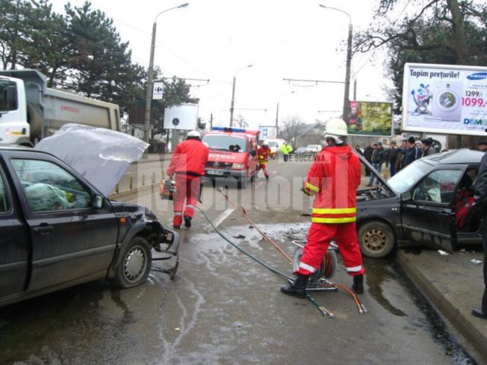 Impactul dintre cele două mașini a fost foarte violent, trei persoane fiind rănite, una dintre acestea fiind în stare foarte gravă