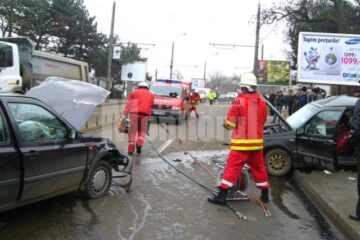 Impactul dintre cele două mașini a fost foarte violent, trei persoane fiind rănite, una dintre acestea fiind în stare foarte gravă