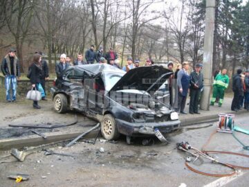 Impactul dintre cele două mașini a fost foarte violent, trei persoane fiind rănite, una dintre acestea fiind în stare foarte gravă